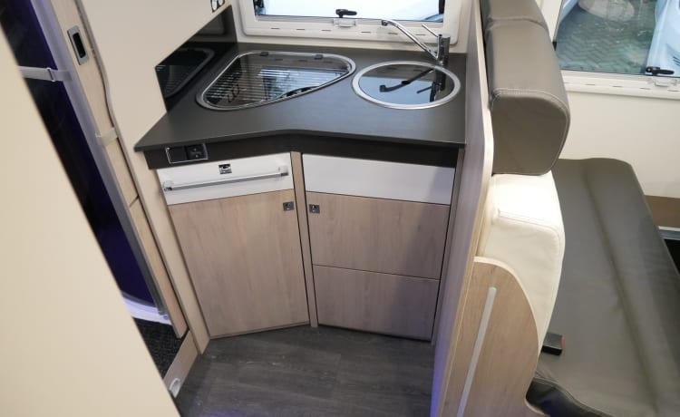 Challenger 398 XLB, lit queen et lit escamotable, 4 couchages et 4 places assises.