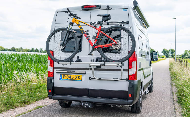 Luxe Hymer buscamper met lengte bedden