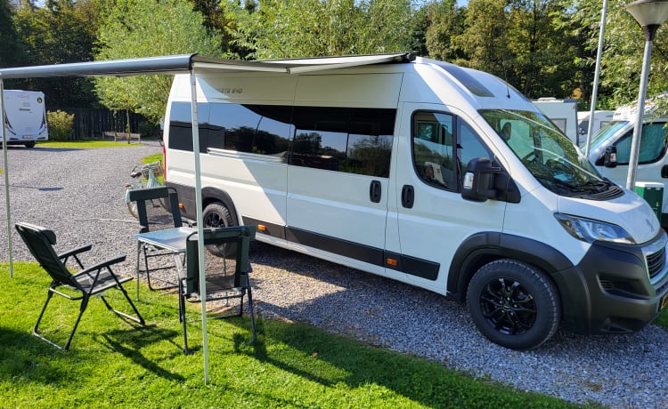 Camperbus avontuurlijke familiecamper 4 personen