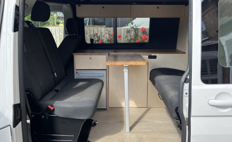 Clara – 4-persoons Volkswagen camper uit 2020