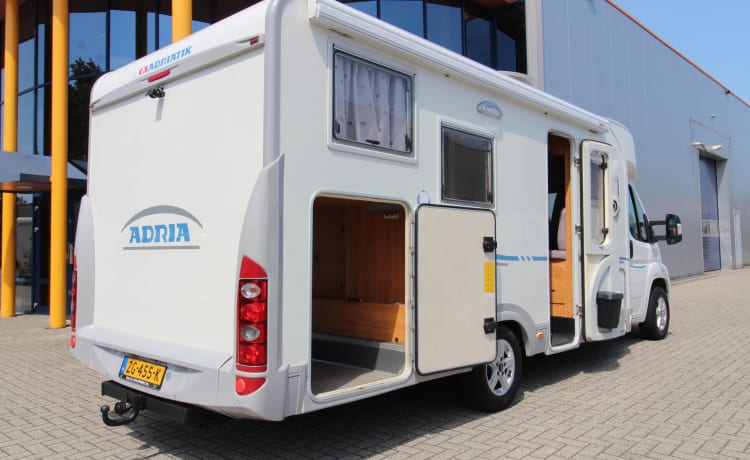 LUXURY 2-PERSON CAMPER FOR RENT