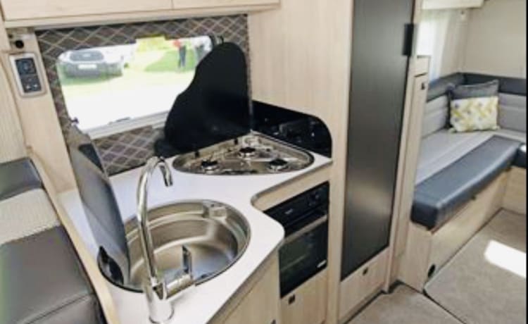 Luxury Motorhome 4-5 berth (2 lounges) lots of fun