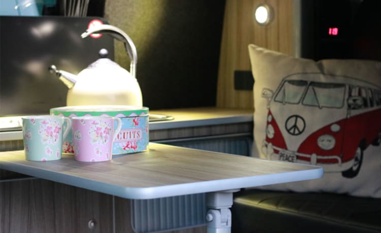 Bertha – Camping-car Volkswagen 4 couchettes, y compris tout l'équipement de cuisine