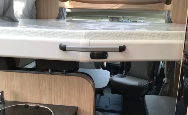 14 – Luxe automaat camper met queensbed en hefbed!