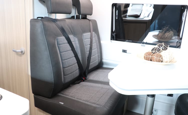 Roadhouse camperverhuur naam Surfer House – Nieuwe buscamper Adria Mobil 2023