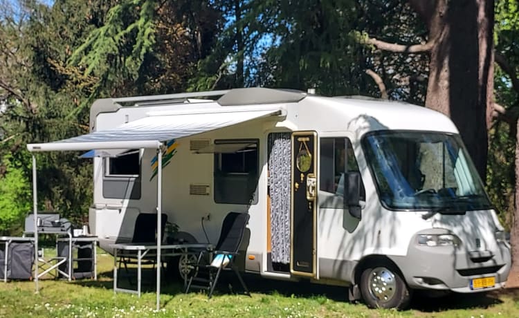 Camping-car intégral Fiat soigné et chaleureux, 4p