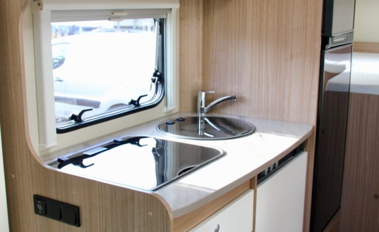 3 – Spacious 2-person camper with single beds or king-size bed!