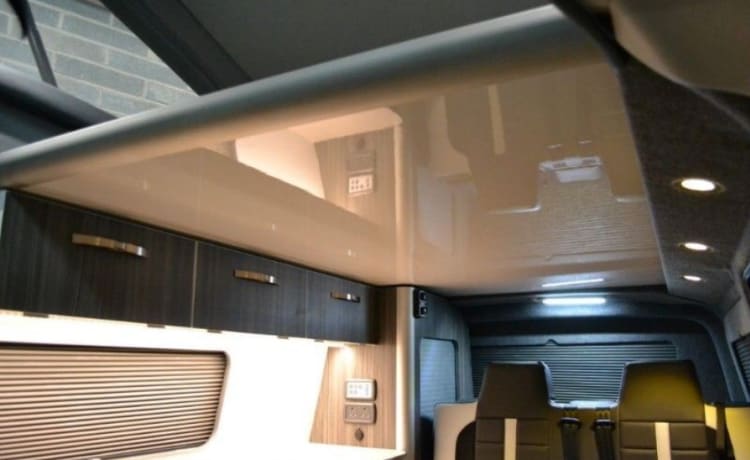 Camper di lusso VW T5 Sportline con pannello solare da 160 W.