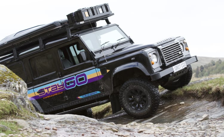 The Sheriff – Land Rover Defender Overland Adventure Camper met 270 luifel