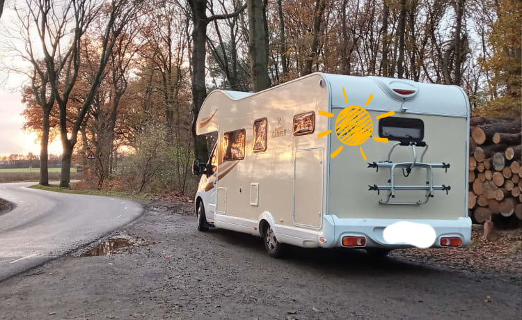 Happy Tour – Camping-car familial Ahorn 6 personnes Alcôve 2018 avec lits fixes LAST MINUTE