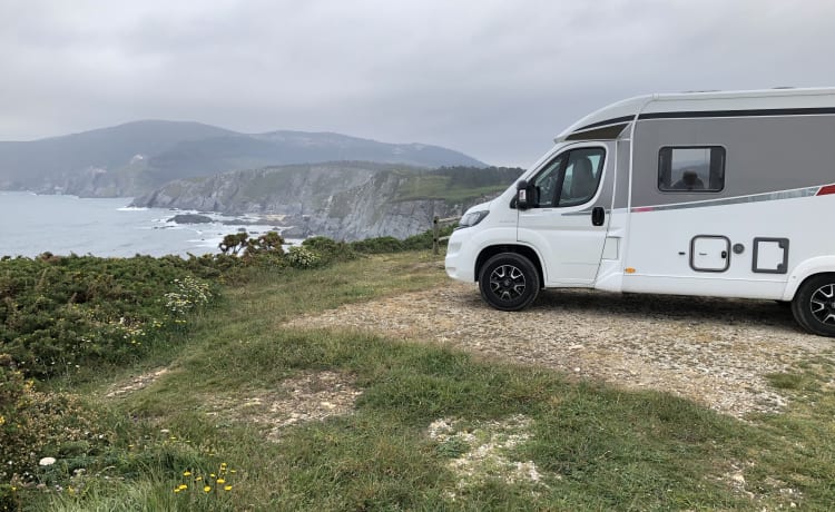 Burstner Travel Van, luxe 2 persoons camper met lengtebedden 