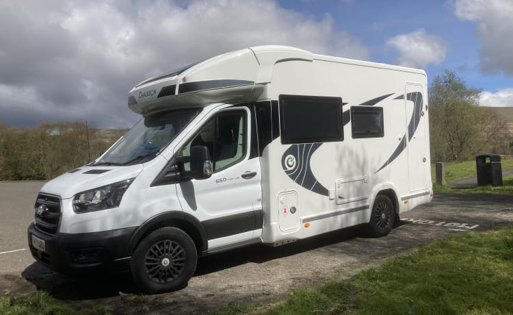 Wanda – Gloednieuwe luxe camper met 2 slaapplaatsen