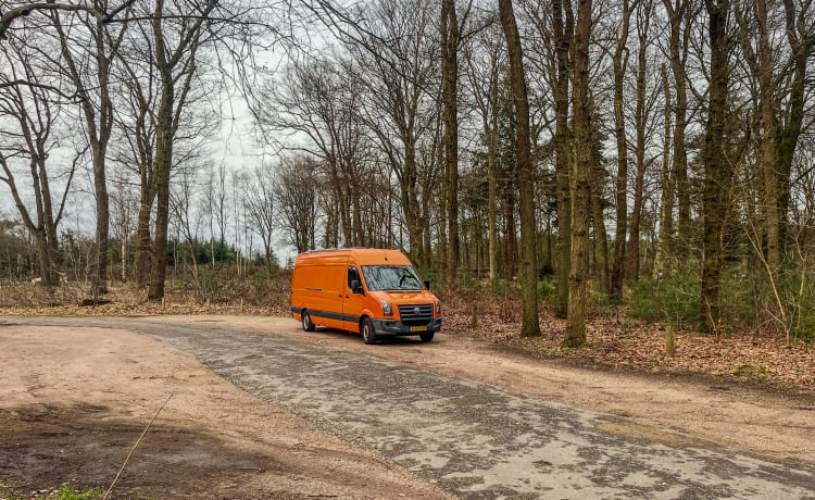 Orange – VW Crafter, camping-car hors réseau très spacieux, luxueux et confortable.