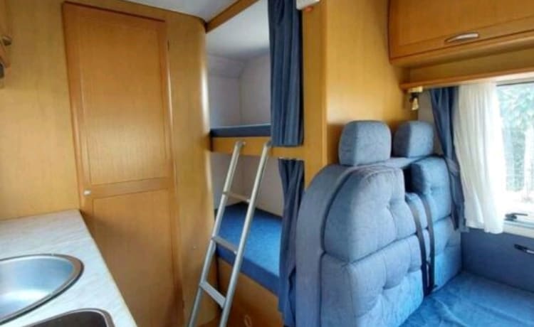 BlueRide –  Complete Fiat Ducato gezinscamper  stapelbed kachel/warm water water    