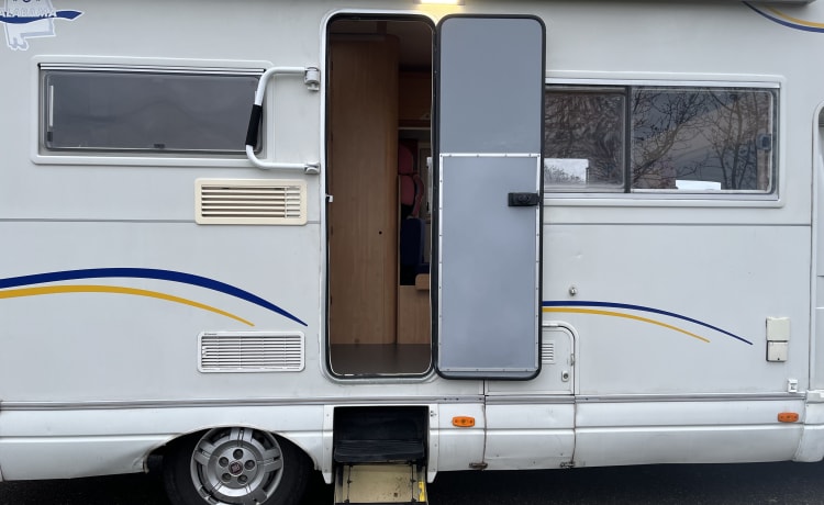 Fiat Ducato camper met stapelbed 