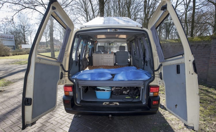 Desert - Multivan VW T4 confortable et robuste avec toit relevable