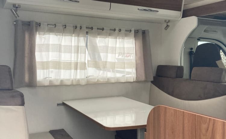 Camper 2 – Spacious and luxurious Pilote 6-person family camper with Playstation and LED TV!