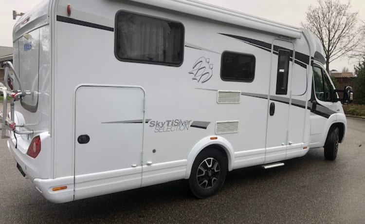 Fully equipped 3p camper Knaus 650MEG with longitudinal beds, air conditioning