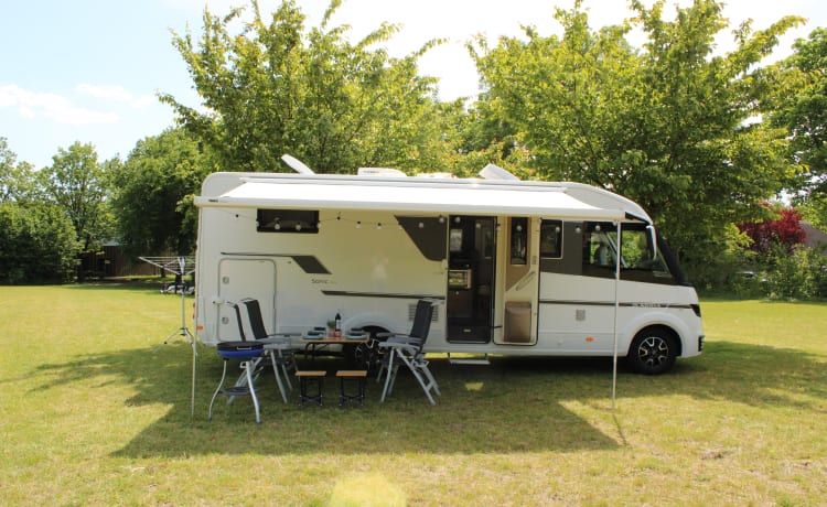 Camping-car familial confortable Adria Sonic Plus avec climatisation, porte-vélos, barre de remorquage