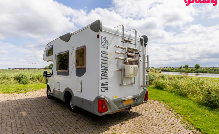 Knaussie – Wunderschöner kompakter Alkoven-Camper mit 4 Schlafplätzen