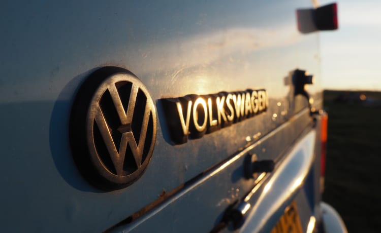 Sandy – Camper Volkswagen del 1979 con finestra a golfo, 4 nati, installazione solare fuori rete