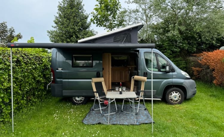 Op reis met een 2-persoons Sfeervolle praktische camper