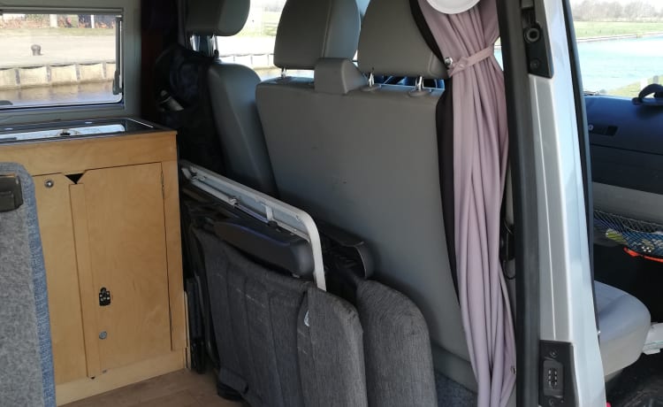 VW T5 2012 Unique layout, wide and comfortable bed (205x150cm)