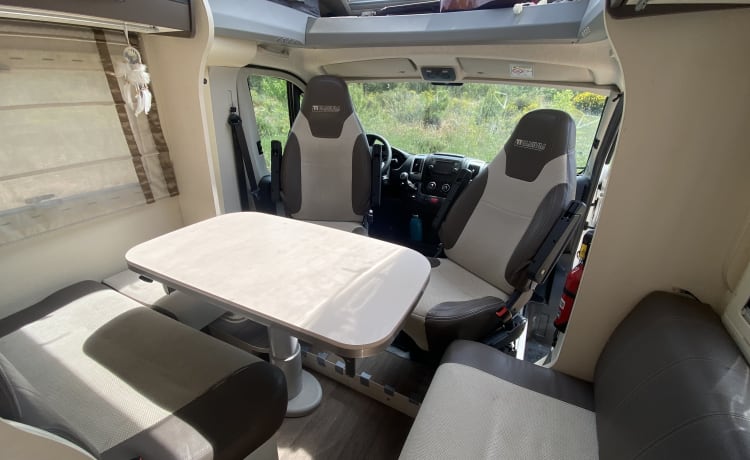 Mooie comfortabele 4p Chausson camper uit 2016!