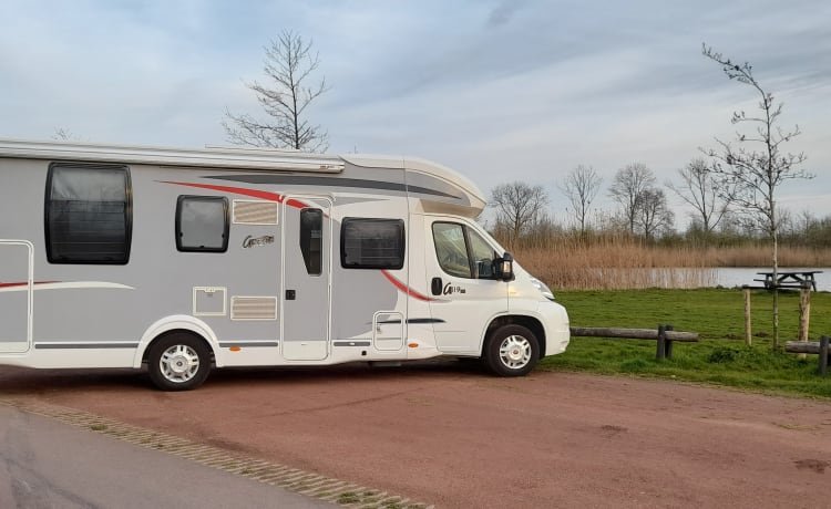 Geräumiger Challenger Camper für 4 Personen mit Queensize-Bett