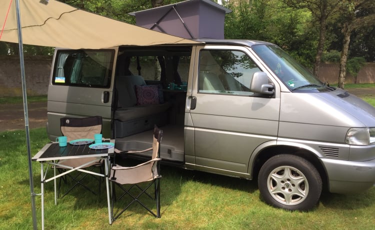 Mandala - Multivan VW T4 confortable et robuste avec toit relevable