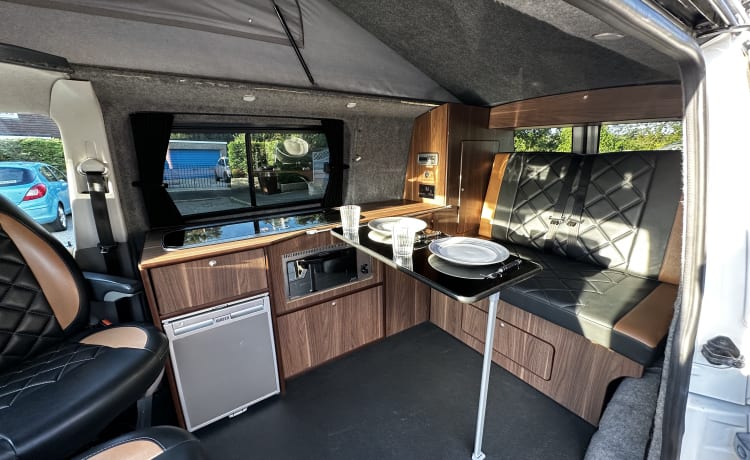 Camper con tetto pop-top VW T5.1 a 4 posti letto di alta qualità