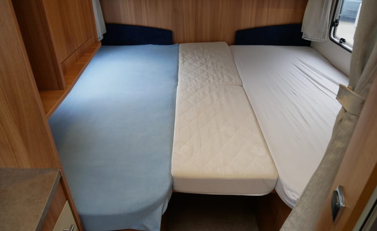 Chausson Flash 16, 4-person, longitudinal beds, pull-down bed!!