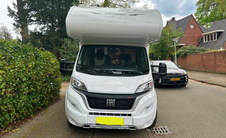 Ruime, hoge Forster A699 VB 6 persoons camper