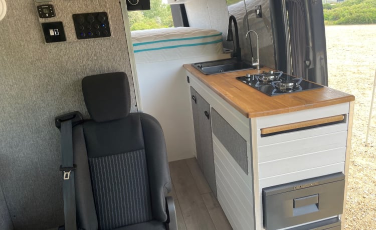 Arthur – Luxuriöser VW Crafter Expedition Campervan „Arthur“ mit Aufstelldach für 4 Personen