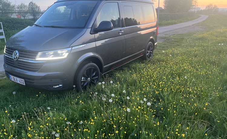 4p Volkswagen campervan uit 2023 // huurders vanaf 18 jaar toegestaan