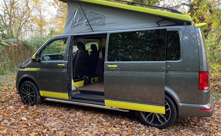 Fergus – 2021 Volkswagen Campervan T6 für 4