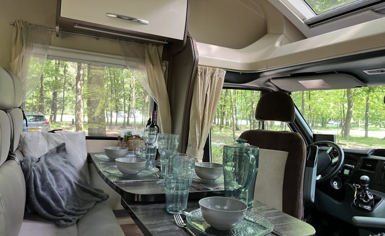 Challenger Birthday 60 – Luxuriöser Camper für 5 Personen mit 5 Gurten | Vollständiges Inventar