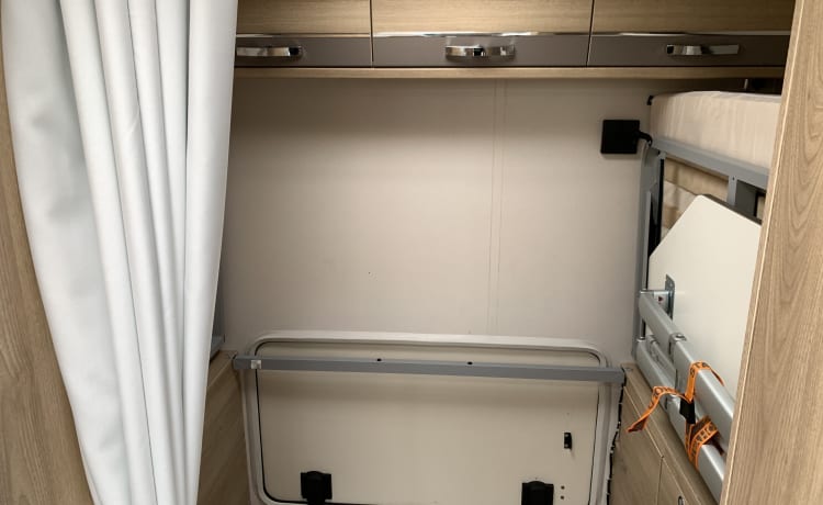 Amy – Immaculate Coach ha costruito 2 posti letto, tendalino a basso chilometraggio nel 2019, portabiciclette e GPL