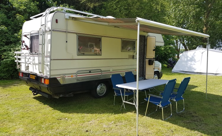 Spacious family camper with fixed bed!