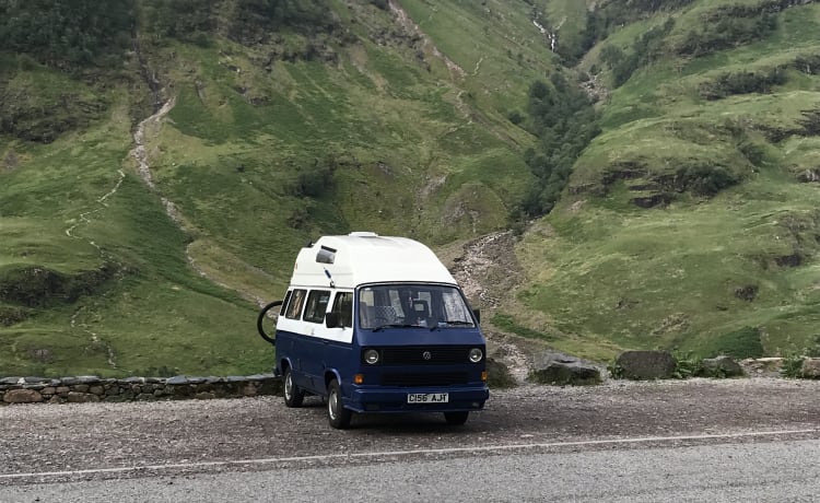 Blue – Volkswagen campervan met 4 slaapplaatsen uit 1986