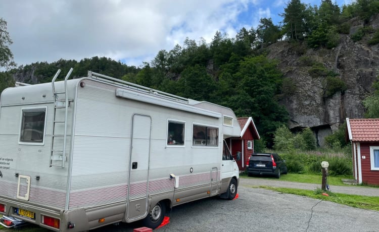 Spacieux camping-car Rimor 6 personnes entièrement équipé.