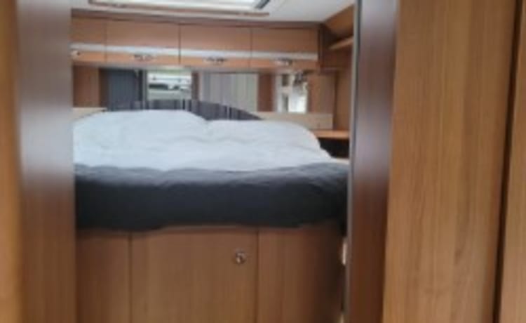 Beautiful, large and very comfortable 2p LMC semi-integral from 2009