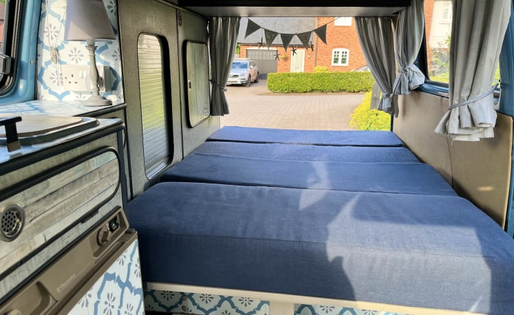 Retro Rentals Henley – 1984 Retro-Volkswagen T25 - Little Betty Blue. (Neu restauriert)