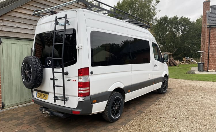 Mr Adventure  – Mercedes-Benz Adventure Van mit 2 Schlafplätzen