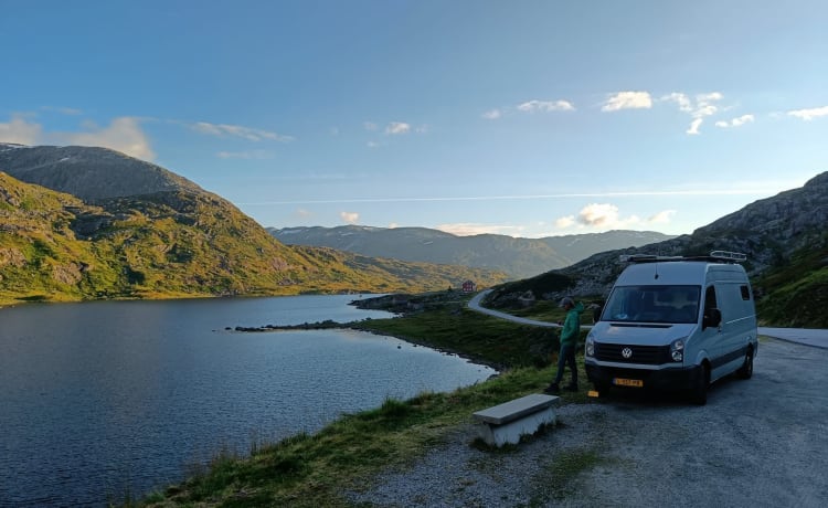 Keesie – Volkswagen Crafter Off-Grid Bus Camper avec toit-terrasse