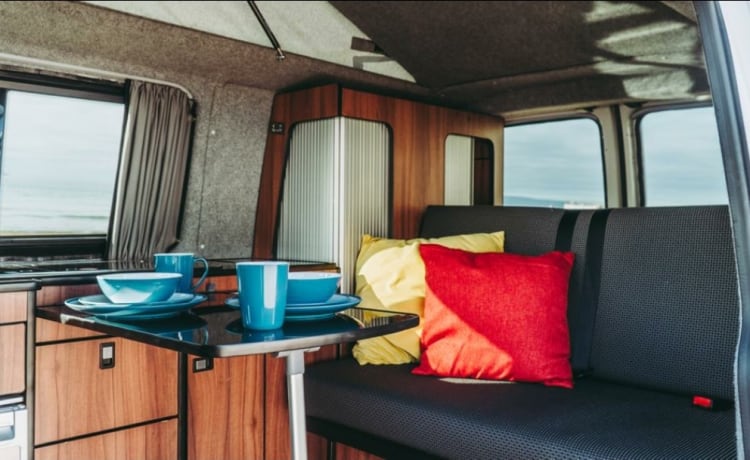 Barbarella – 4 Schlafplätze Gemütlicher VW T5 Campervan
