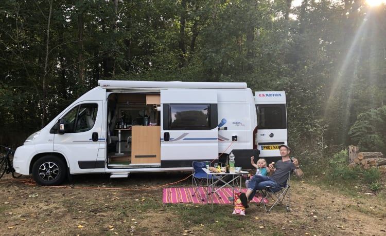 Pixie – Adria Twin 600 camper met 3 slaapplaatsen uit 2007