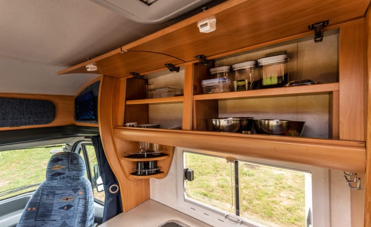 Compact semi-integrated motorhome