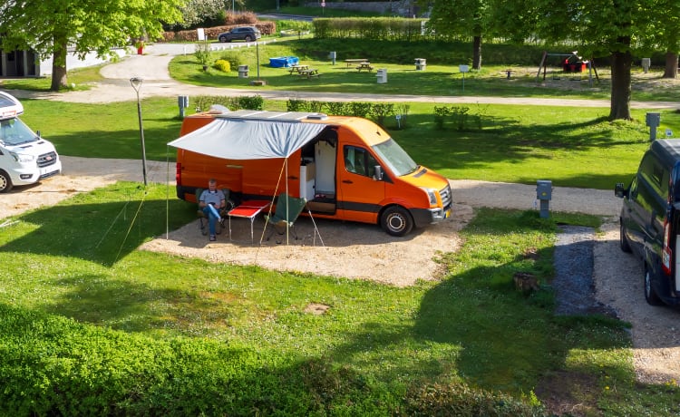 Orange – VW Crafter, sehr geräumiger, komfortabler und luxuriöser Off-Grid-Campervan.