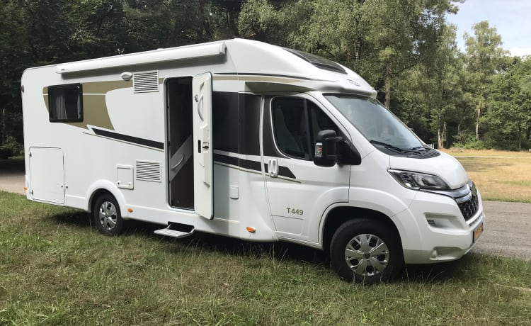 Camping-car semi-intégral de luxe moderne 4 personnes